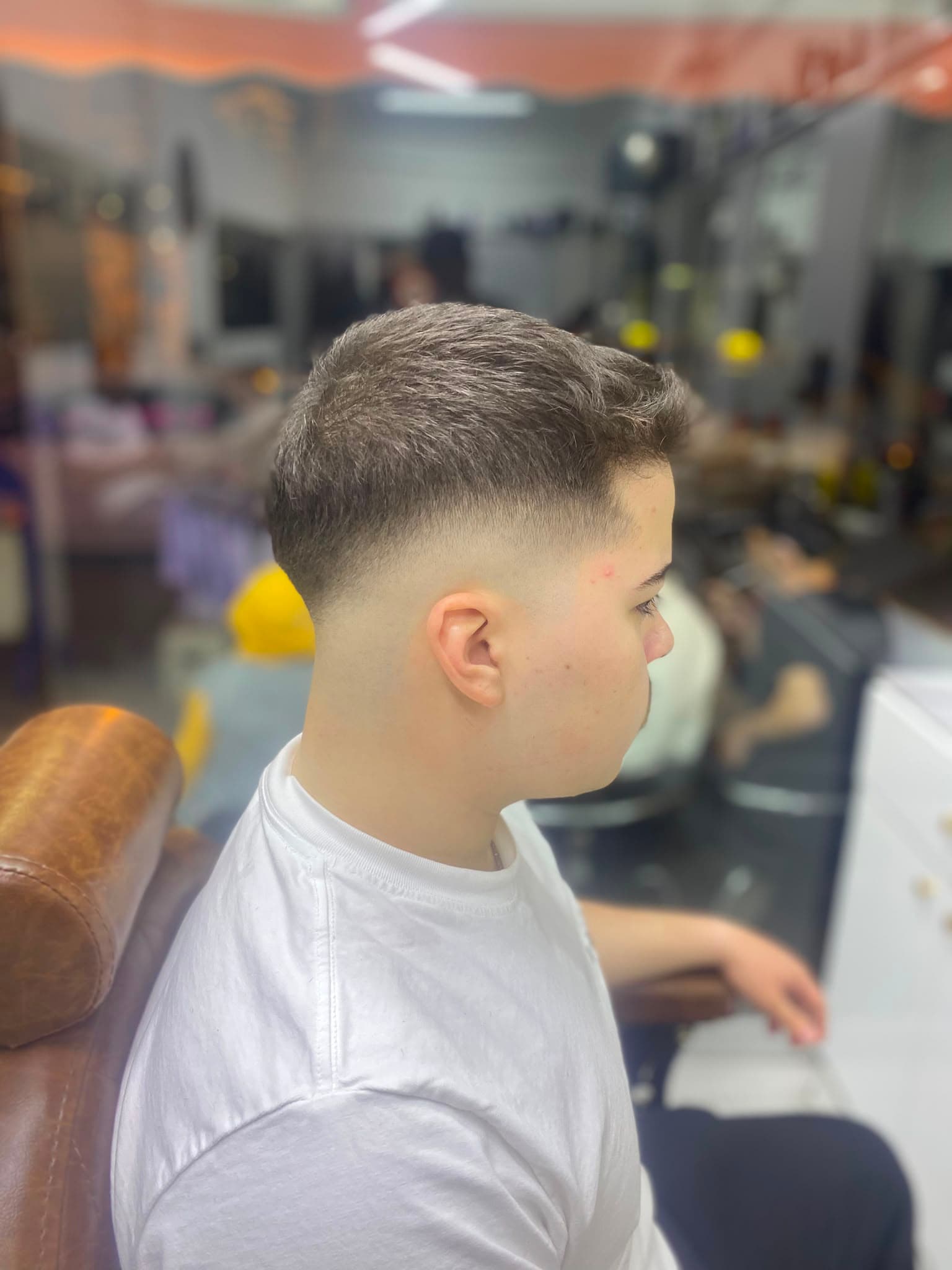 Dokulu şekillendirme ile fade saç kesimi
